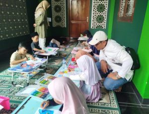 Suasana peserta lomba mewarnai antusias.
