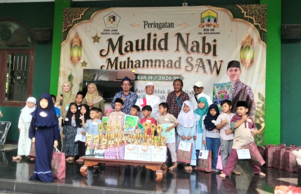 Peserta lomba mewarnai mendapatkan serifikat dan goodiebag dari panitia.